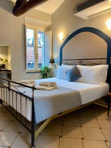 una camera da letto con un letto grande con testiera blu di The Convo Lake Como a Como