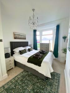 เตียงในห้องที่ Percy House, 2 Bedroom, 4 Bed Flat Near Beach, Porthcawl Town Centre