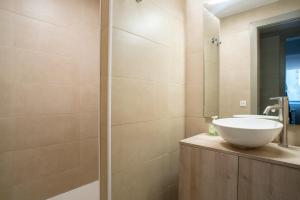 un baño con lavabo y ducha en Apartaments Turístics Cardona II, en Cardona