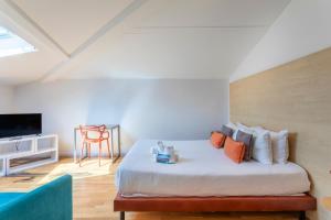 マルセイユにあるResidhotel Vieux Portのベッド、テレビ、ソファが備わる客室です。