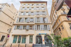 マルセイユにあるResidhotel Vieux Portのエルサレム市内のアパートメント ビルディング