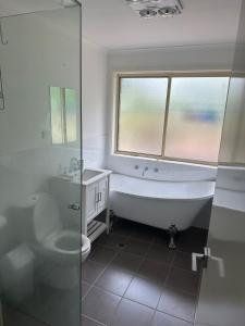 Koupelna v ubytování Home away from home - Whole house booking only -4 Bedrooms