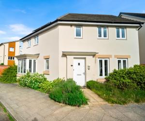 a white house with a driveway at Marylebone Modern Family Home 4 Bedrooms Sleeps 8 Garden WiFi Free Parking in Leicester