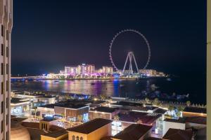Nespecifikovaný výhled na destinaci Dubaj nebo výhled na město při pohledu z apartmánu
