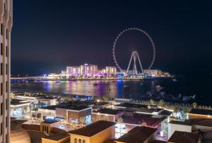 Nespecifikovaný výhled na destinaci Dubaj nebo výhled na město při pohledu z apartmánu