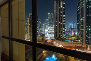 Nespecifikovaný výhled na destinaci Dubaj nebo výhled na město při pohledu z apartmánu