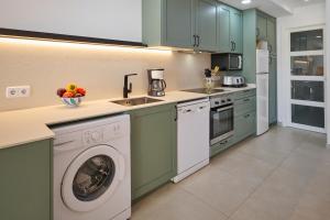 Kuchyň nebo kuchyňský kout v ubytování Waterfront Apartment 'Maria'. Pool. WIFI + 37 fotografií