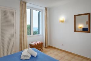 Postel nebo postele na pokoji v ubytování Waterfront Apartment 'Maria'. Pool. WIFI