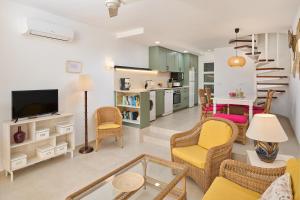Kuchyň nebo kuchyňský kout v ubytování Waterfront Apartment 'Maria'. Pool. WIFI