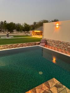 Bazén v ubytování Luxury Farmhouse Near Yas Island With Swimming Pool, BBQ Area & Majlis nebo v jeho okolí