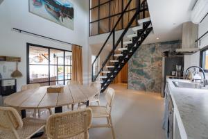 Η κουζίνα ή μικρή κουζίνα στο Manao Seaview Pool Villa 42 - 5 Mins Walk To Beach