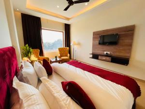 TV a/nebo společenská místnost v ubytování Hotel Ganges, Lavish & Luxury Stay On Rishikesh Road, Haridwar