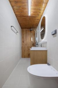 ein Badezimmer mit Toilette und Waschbecken in der Unterkunft Full moon hanok - Premium stay , Open sale in Seoul + 38 Fotos