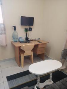 Una televisión o centro de entretenimiento en Utange studio