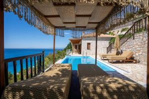 Villa con piscina y vistas al océano en Milos Paradise Luxury Villas, en Agios Nikitas