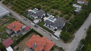 El barrio en el que está la villa o un barrio cercano