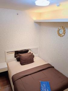 Postel nebo postele na pokoji v ubytování Family Suite Connecting 4 Bedroom at Apartment Green Pramuka City