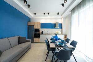 een woonkamer met een bank, een tafel en stoelen bij Villa Cola - Vesuvio Garden & Relax in Boscotrecase