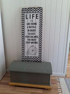 un banco con un cartel en una habitación en Hillside - Adventure Norway, en Bjelland