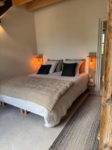 Postel nebo postele na pokoji v ubytování Au Détour des Châteaux