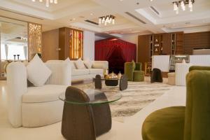 Гостиная зона в Royal Grand Suite Hotel