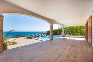 an open living room with a view of the ocean at Villa Can Torrens de Alcudia in Alcudia