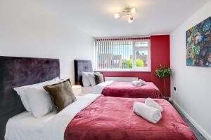 En eller flere senge i et værelse på Elegant 5 Bed Home with Garden & Parking - Slough