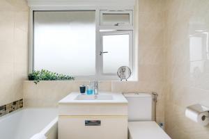 Et badeværelse på Elegant 5 Bed Home with Garden & Parking - Slough + 46 billeder