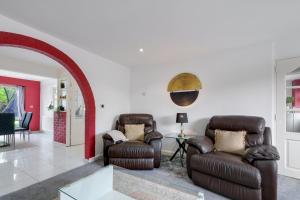 Et opholdsområde på Elegant 5 Bed Home with Garden & Parking - Slough