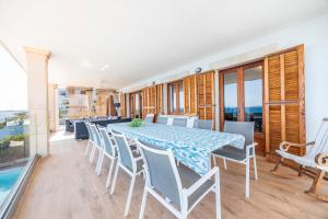 a dining room with a table and chairs at Villa Can Torrens de Alcudia in Alcudia