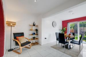 Et opholdsområde på Elegant 5 Bed Home with Garden & Parking - Slough