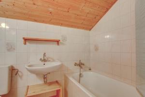 Fotografie z fotogalerie ubytování Self Catered Chalet with Indoor Pool v destinaci Essert-Romand