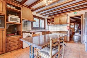 Fotografie z fotogalerie ubytování Self Catered Chalet with Indoor Pool v destinaci Essert-Romand