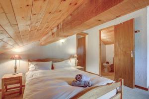 Fotografie z fotogalerie ubytování Self Catered Chalet with Indoor Pool v destinaci Essert-Romand