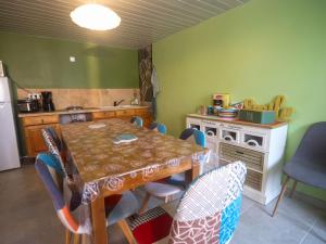 una cucina con un tavolo e sedie in una stanza di Le Clos du Tramaillou gite La Grand Voile pour 6 S a Annezay