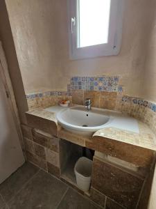 un bagno con lavandino e finestra di Le Clos du Tramaillou gite La Grand Voile pour 6 S a Annezay Altre 13 foto
