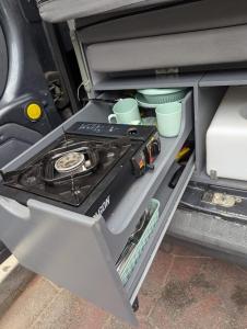 Campervans的厨房或小厨房