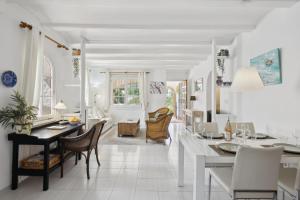 a kitchen and living room with a table and chairs at Nuestra Casa in Denia