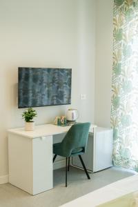 een wit bureau met een groene stoel in een kamer bij Villa Cola - Vesuvio Garden & Relax in Boscotrecase