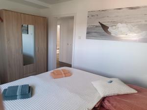 a bedroom with a bed with two towels on it at Ferienwohnung Harz Valley -Mit Fernblick in den Harz. in Goslar