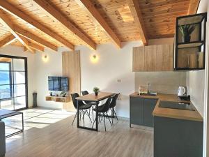 eine Küche und ein Esszimmer mit Tisch und Stühlen in der Unterkunft Villa Arta Apartments in Sarandë