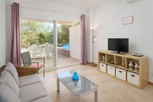 Televisyen dan/atau pusat hiburan di Sea frontline Apartment 'Charo' Pool and Wifi