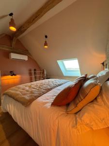 Postel nebo postele na pokoji v ubytování Au Détour des Châteaux