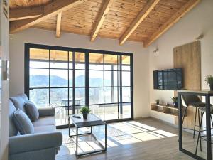 ein Wohnzimmer mit Sofa und Tisch in der Unterkunft Villa Arta Apartments in Sarandë