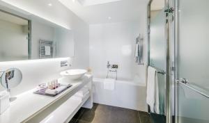Vannas istaba naktsmītnē Monte-Carlo Bay Hotel & Resort