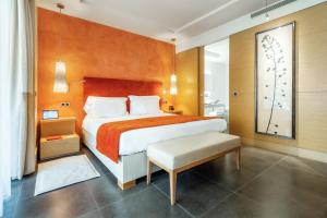 Gulta vai gultas numurā naktsmītnē Monte-Carlo Bay Hotel & Resort