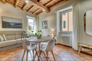 a living room with a table and chairs and a couch at CASA DI MILO in Cernobbio