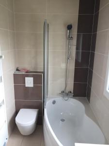 Imagen de la galería de Pavillon familial avec grand jardin, en Villepreux