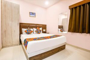 Postel nebo postele na pokoji v ubytování Via Tawakkal - Nr Phoenix Mall Kurla