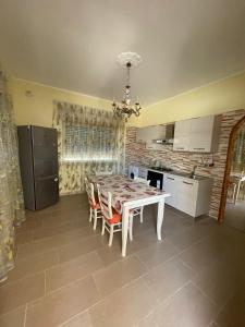 Una cocina con una mesa y sillas en una habitación. en Casa aperanza, en Nápoles